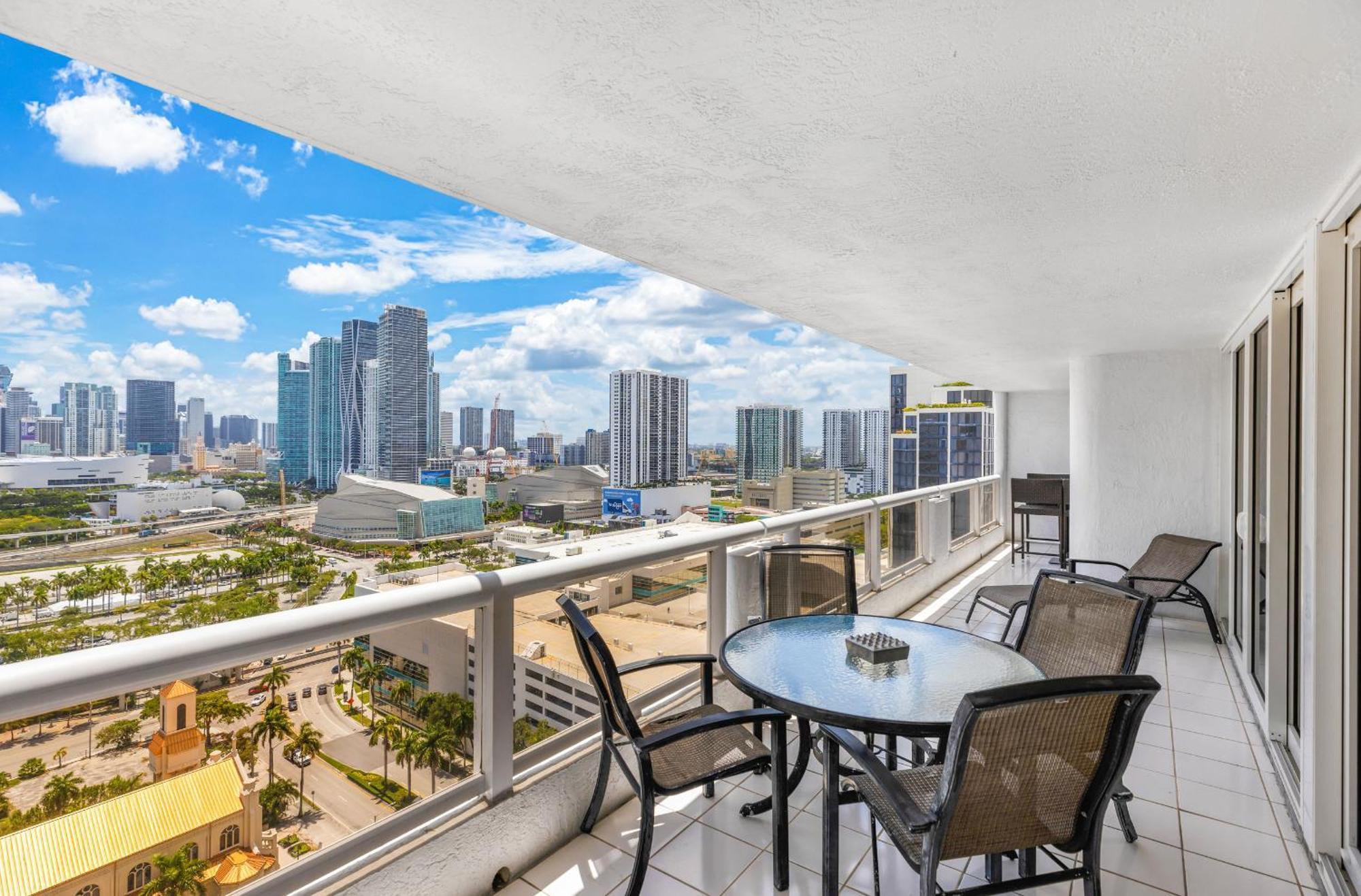 Apartamento 4 Bedroom With Stunning Balcony View *