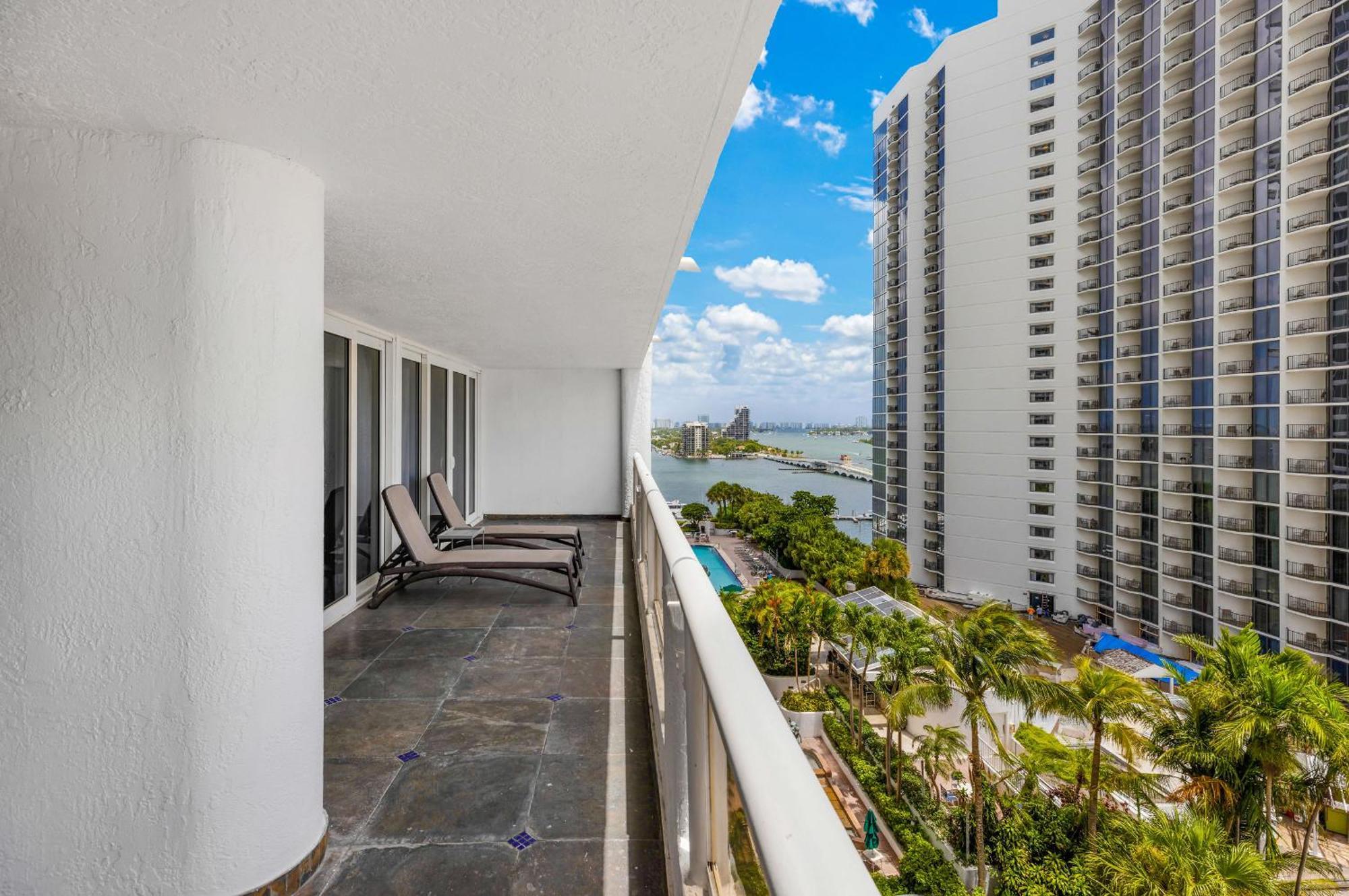 Apartamento 4 Bedroom With Stunning Balcony View *
