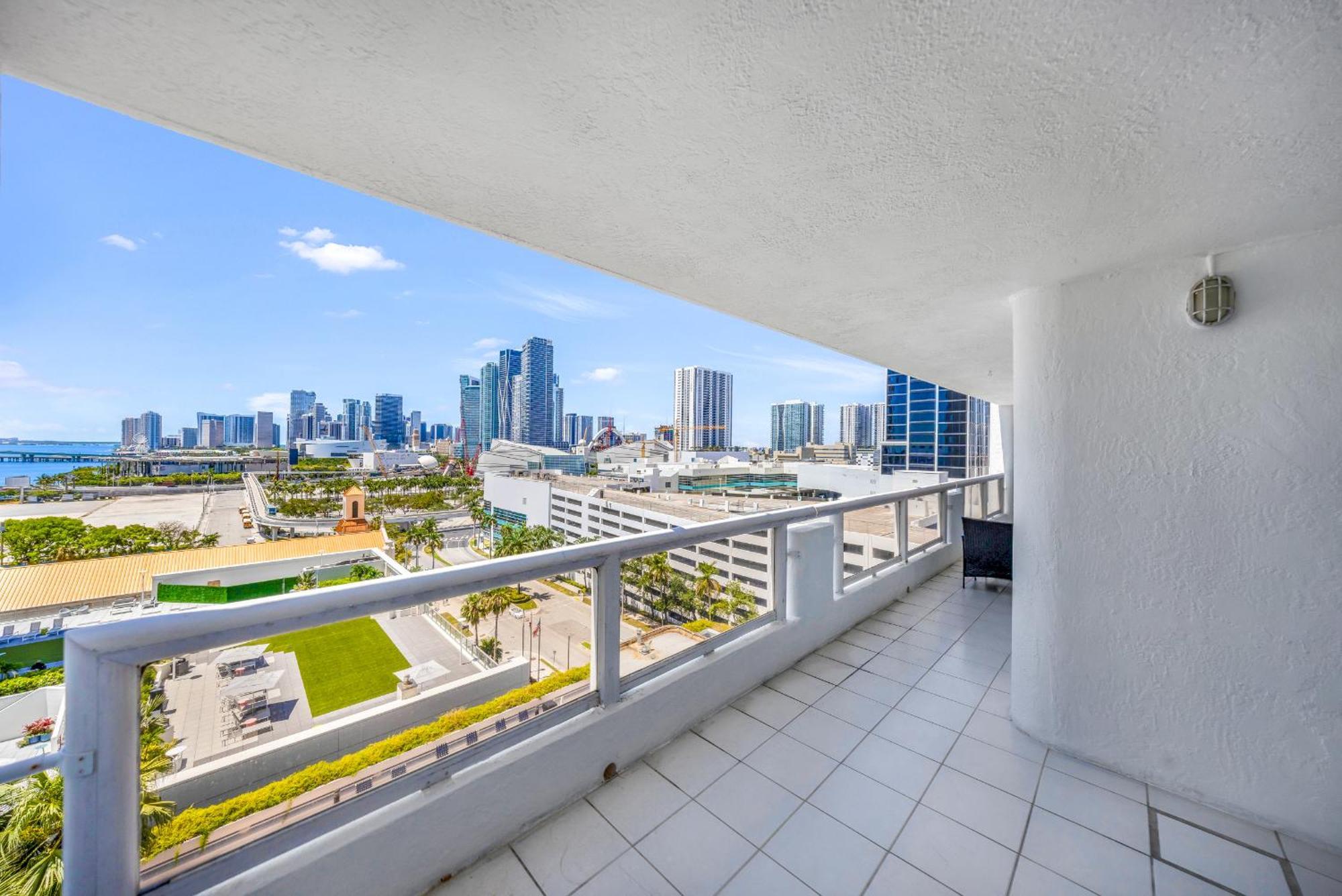 4 Bedroom With Stunning Balcony View Apartamento Miami