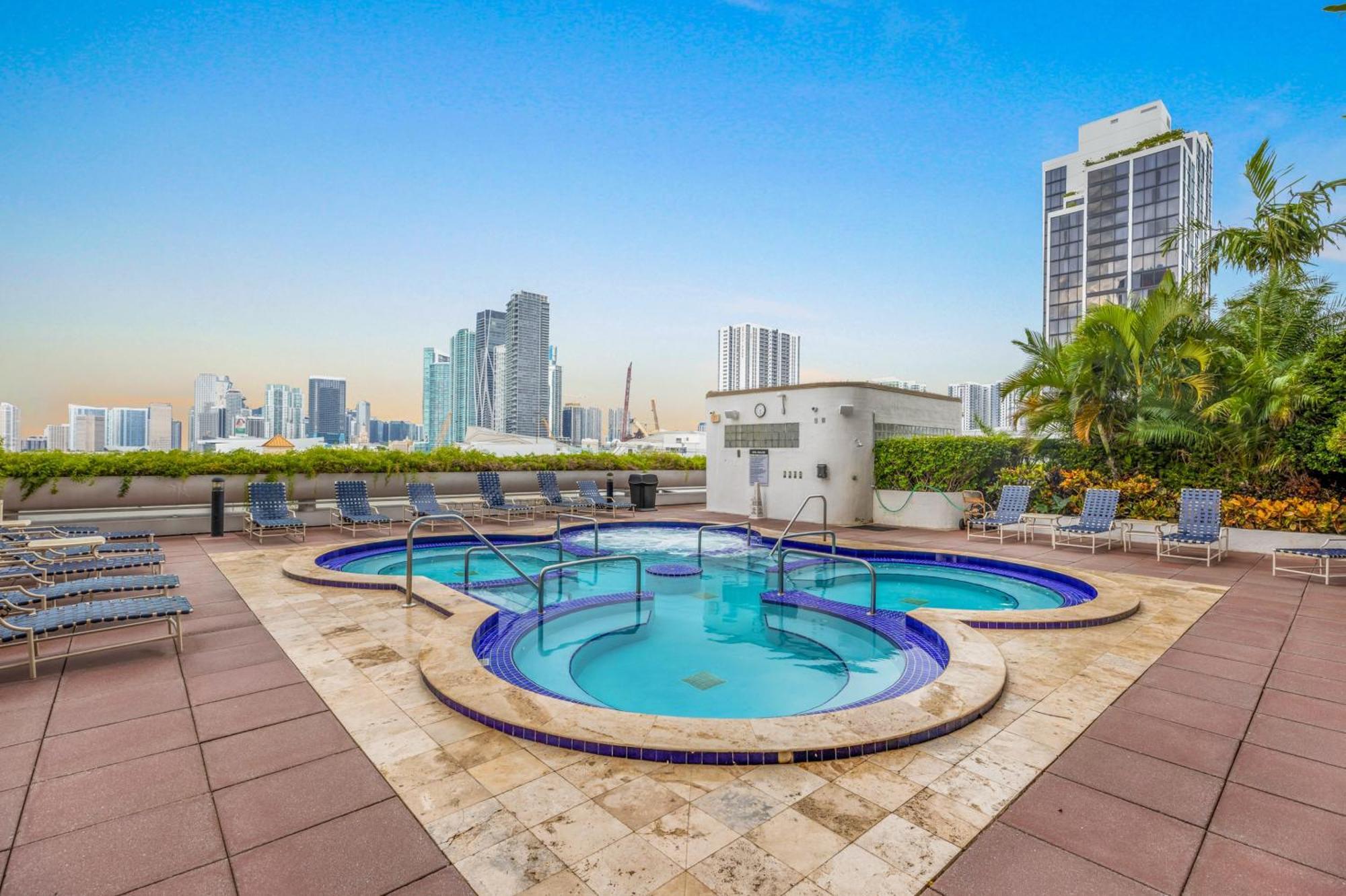 Apartamento 4 Bedroom With Stunning Balcony View Miami